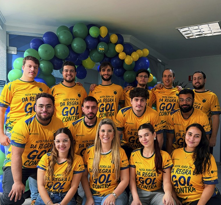 Time da Pandora Tecnologia reunido no escritório